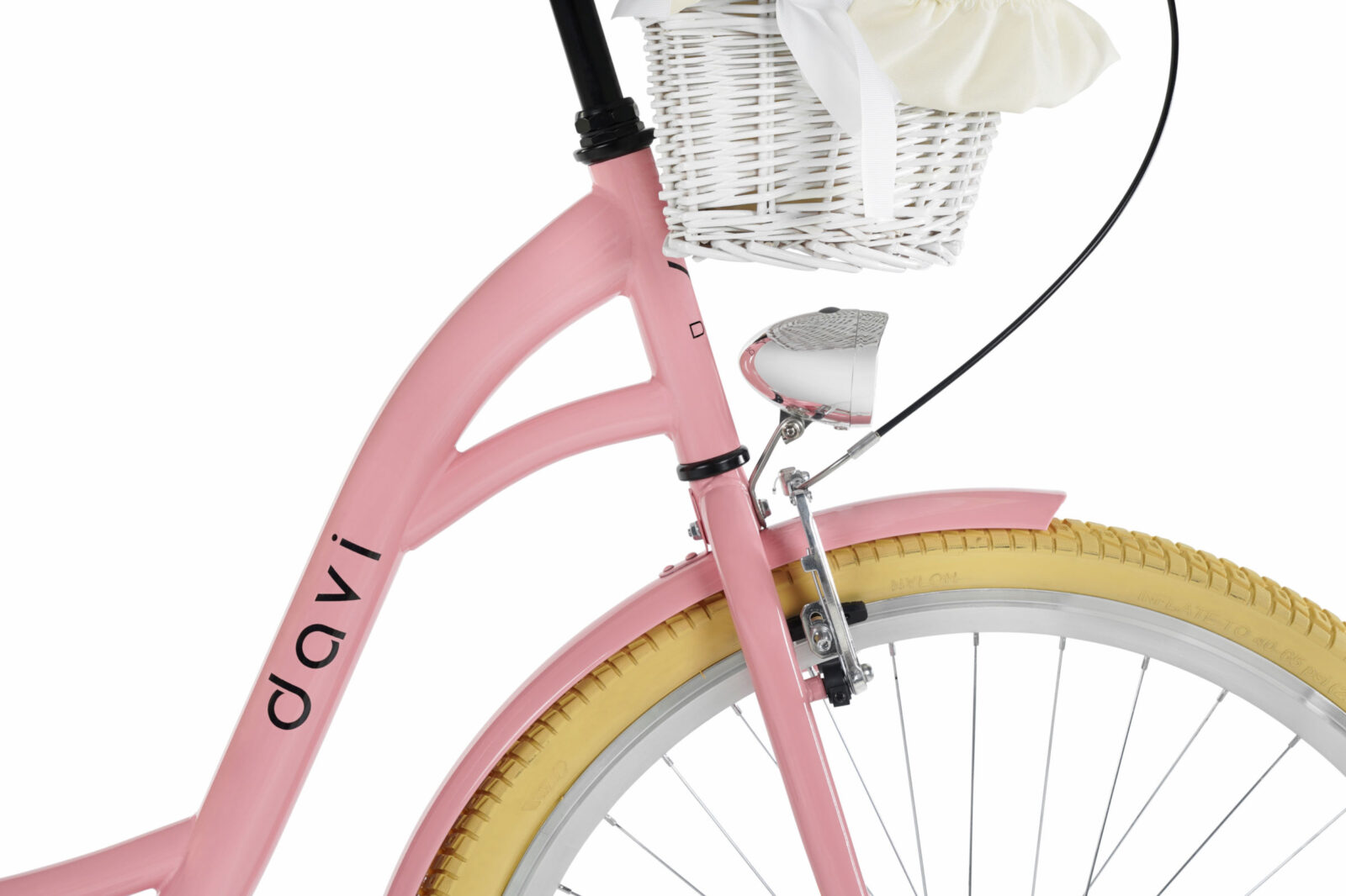 Rosa cykel med korg och gula däck.