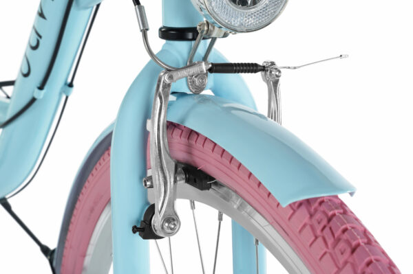 Blå cykel med rosa däck och bromsar