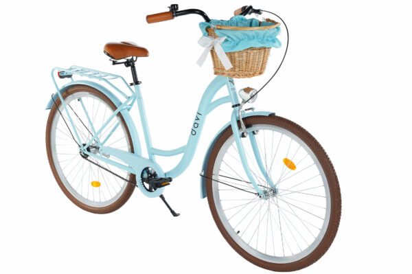 Ljusblå cykel med korg och bruna detaljer.