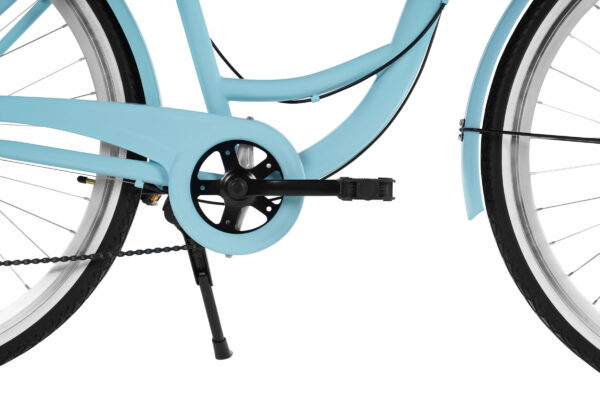 Ljusblå cykel med pedaler och kedja