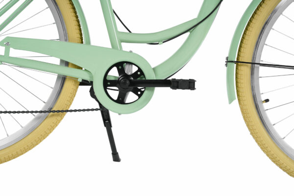 Grön cykel med gula däck och svart kedja.