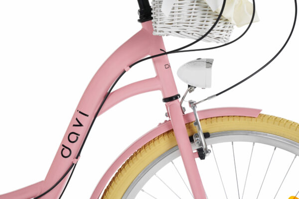 Rosa cykel med vit korg och gul däckkant