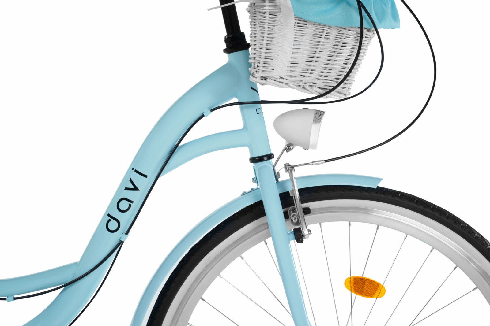 Blå cykel med korg och lyse på framskärmen.
