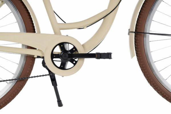 Närbild på cykelpedaler och kedja, beige cykel