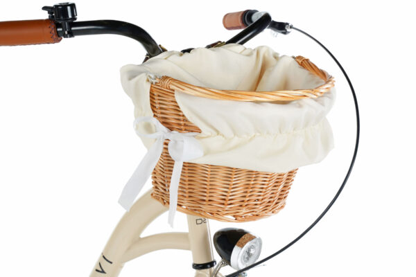 Cykelkorg i flätad rotting med tyg och rosett.