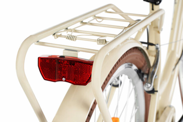 Cykelbaksäte med rött reflexljus och pakethållare.