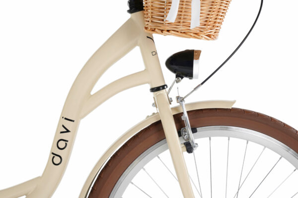 Krämfärgad cykel med korg och lampa