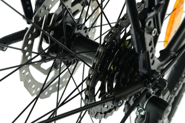 Närbild av cykelkedja och hjul