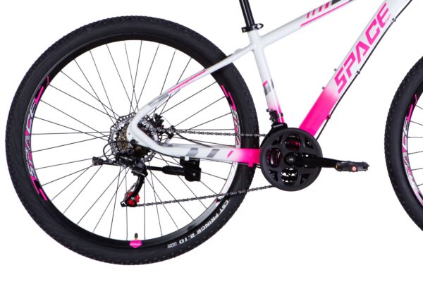 Vit-rosa cykel med mountainbikedäck.