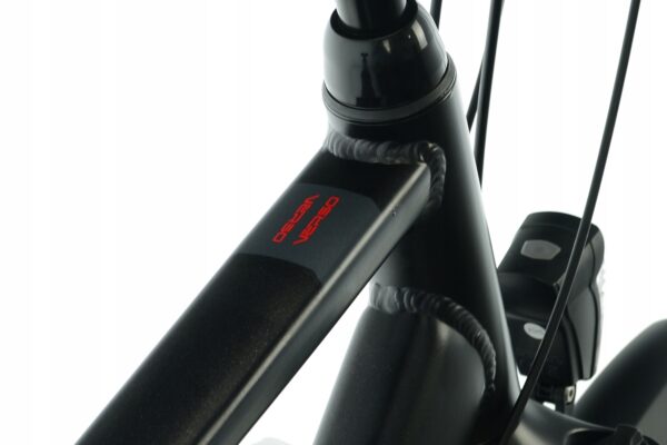 Detalj av svart cykelram med märke