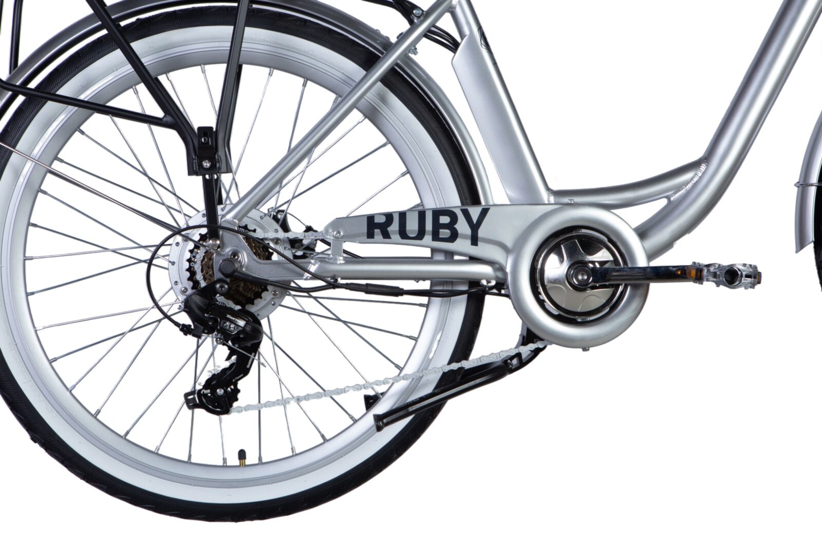 Närbild på cykelkedja och hjul av aluminiumcykel.