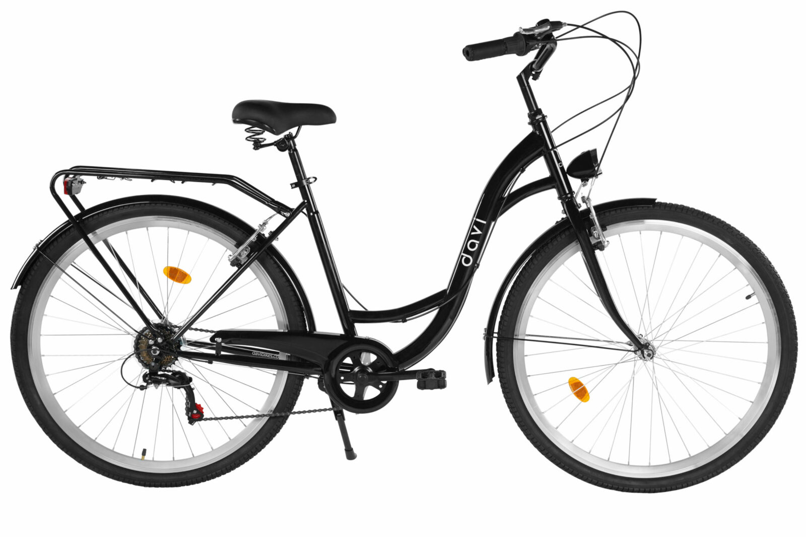 Svart damcykel med pakethållare och fotstöd.