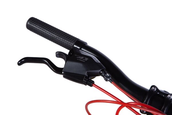 Cykelhandtag med läder och röda bromskablar
