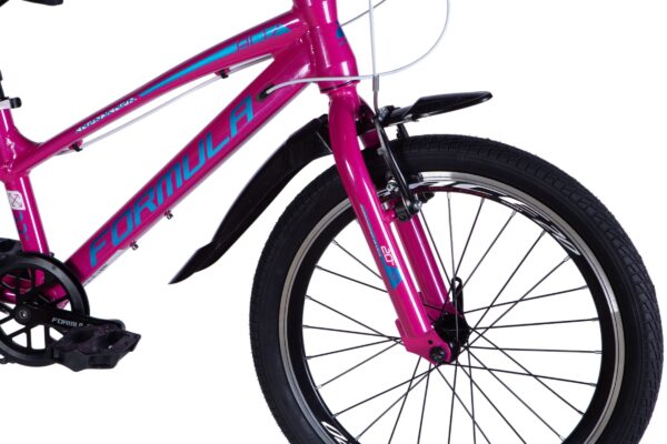 Rosa cykel med svart skärmar och blå detaljer.