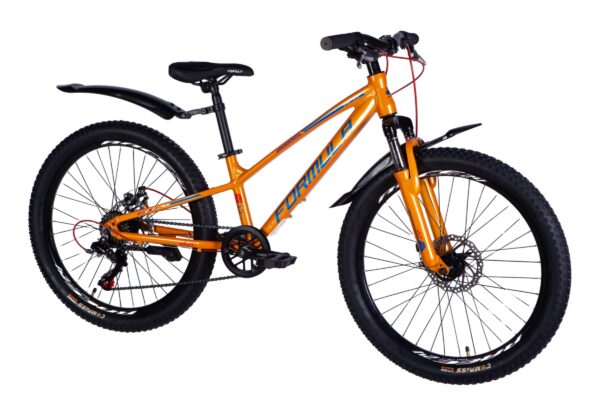 Orange mountainbike med svarta däck och skärmar.