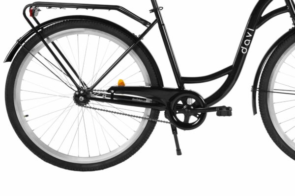 Svart cykel med vinklad ram och breda däck.