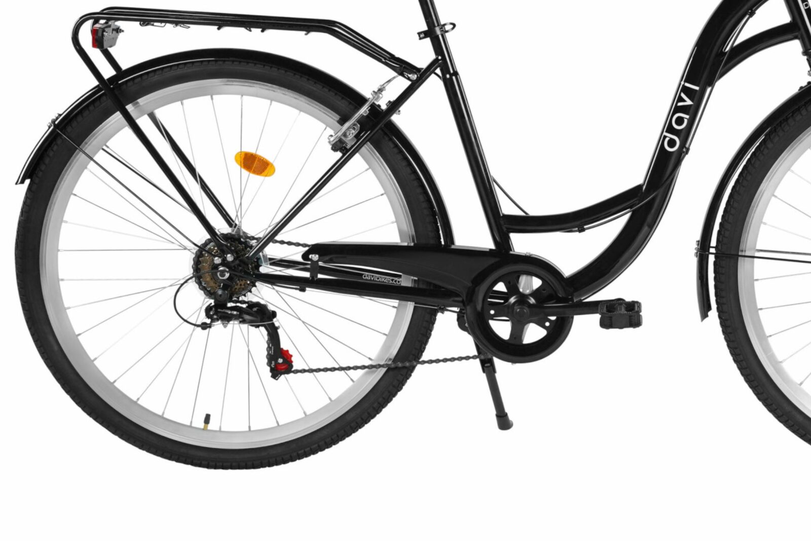 Svart cykel bakhjul med kedja och pakethållare