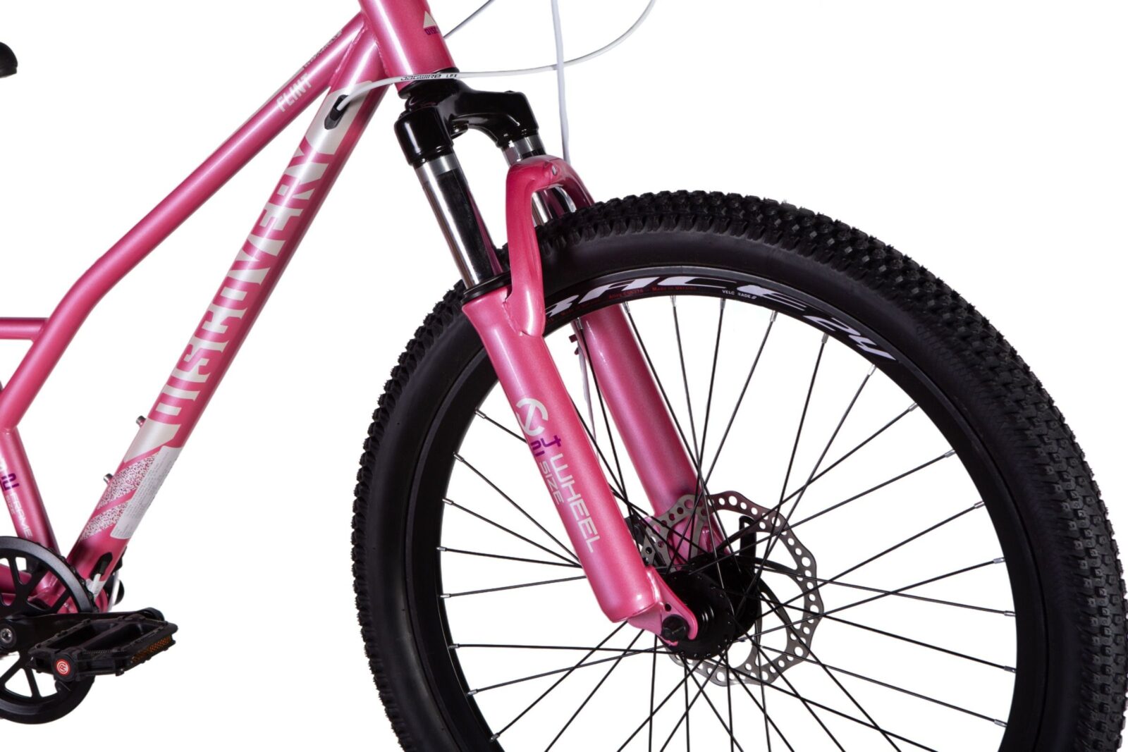 Rosa mountainbike med framhjul och skivbroms.