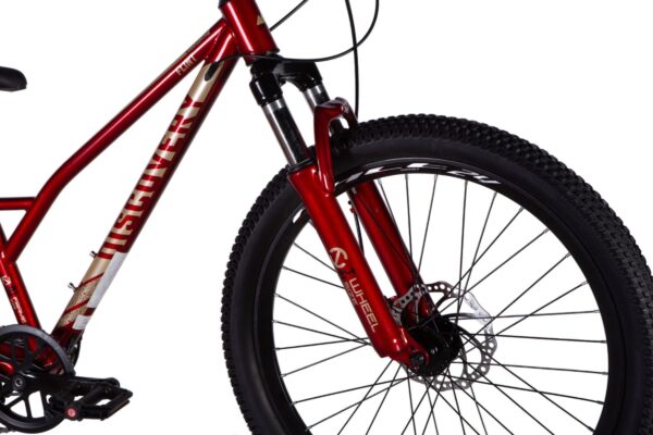 Röd mountainbike med kraftiga däck och framgaffel.