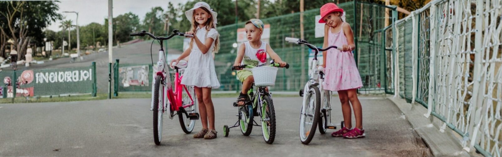 Deti na bicykloch v parku počas leta