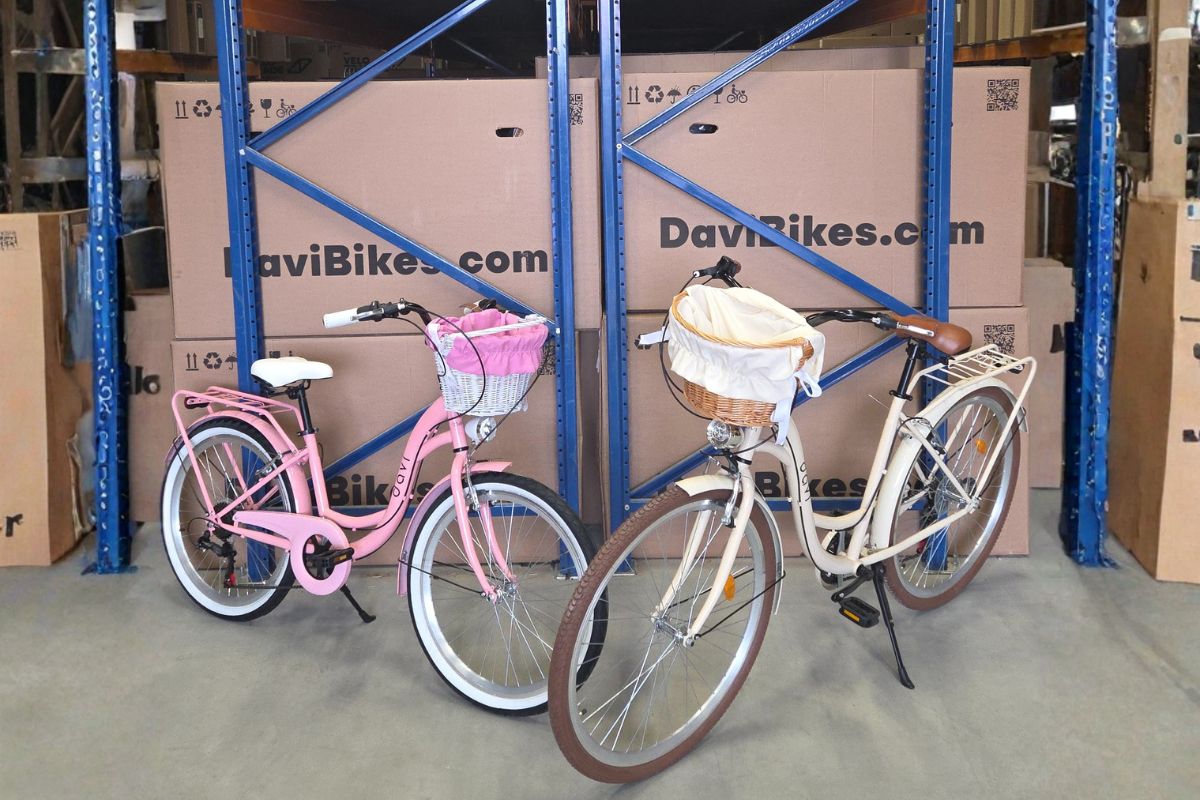 Dve bicykle v sklade s krabicami.