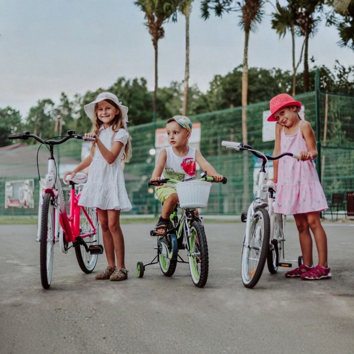 Deti na bicykloch v parku.