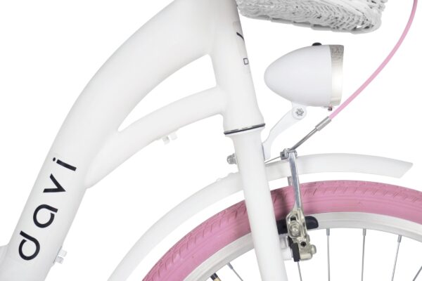 Vit cykel med rosa däck och lampa fram
