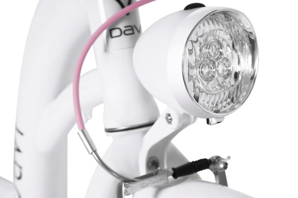 Detalj av cykellampa med rosa kabel