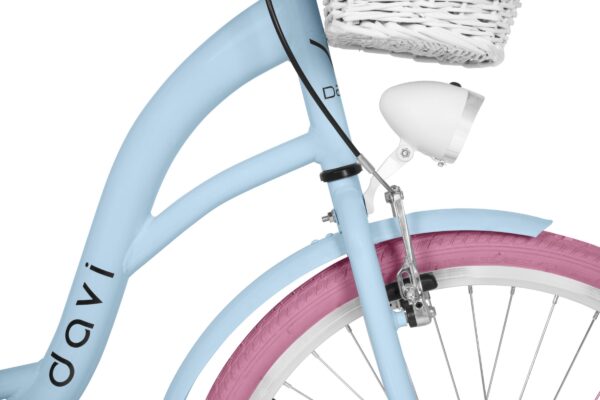 Blå cykel med rosa däck och vit korg.