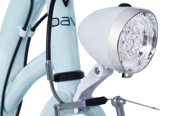 Närbild på cykels framlampa och kablar.