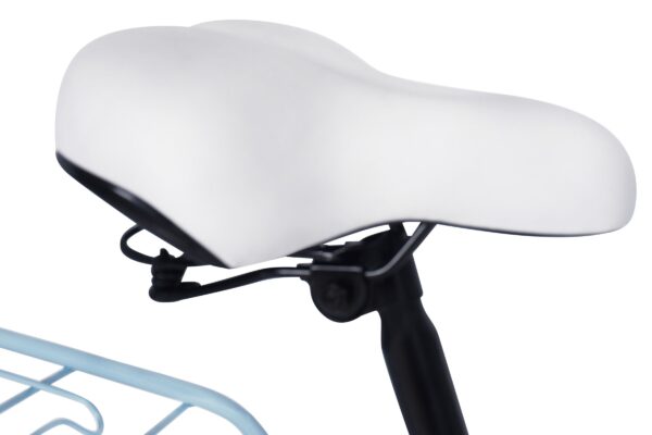 Vit cykelsadel närbild på ställning.