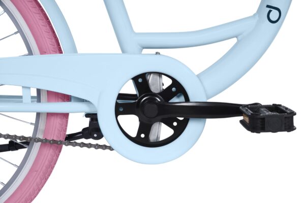 Cykelpedal och kedja på blå cykel.