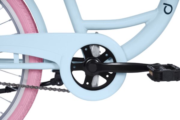 Cykelns kedja och pedal med rosa däck.
