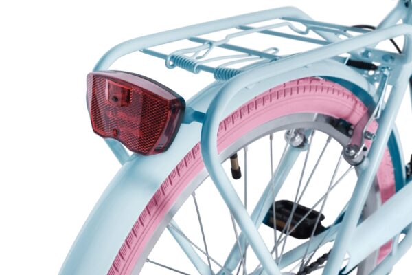 Blå cykel med rosa däck och baklykta