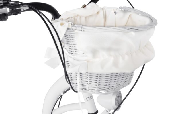 Vit cykelkorg med tygfoder och rosetter.