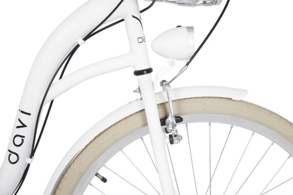 Vit cykel med ljus och korgfäste