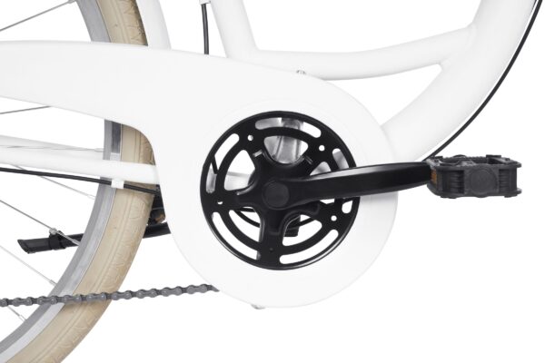 Vit cykel pedal och kedjeskydd närbild