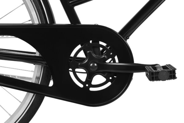 Detail čierneho bicykla s pedálmi a prevodom