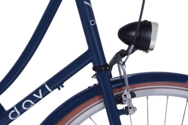 Detail na rám bicykla s osvetlením.