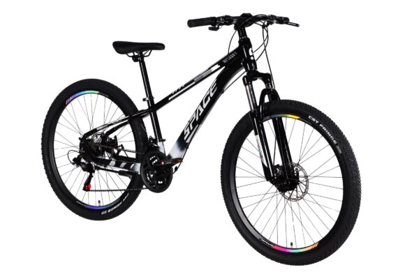 Mestský bicykel čiernej farby s duálnymi kolesami