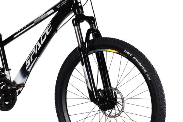 Blízky záber na horský bicykel s rámom.