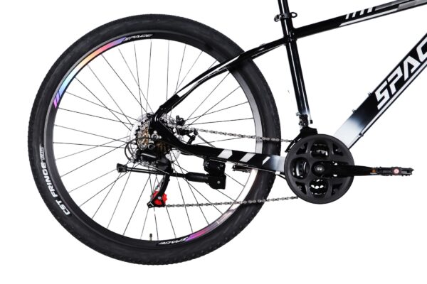 Čierny bicykel so širokými pneumatikami